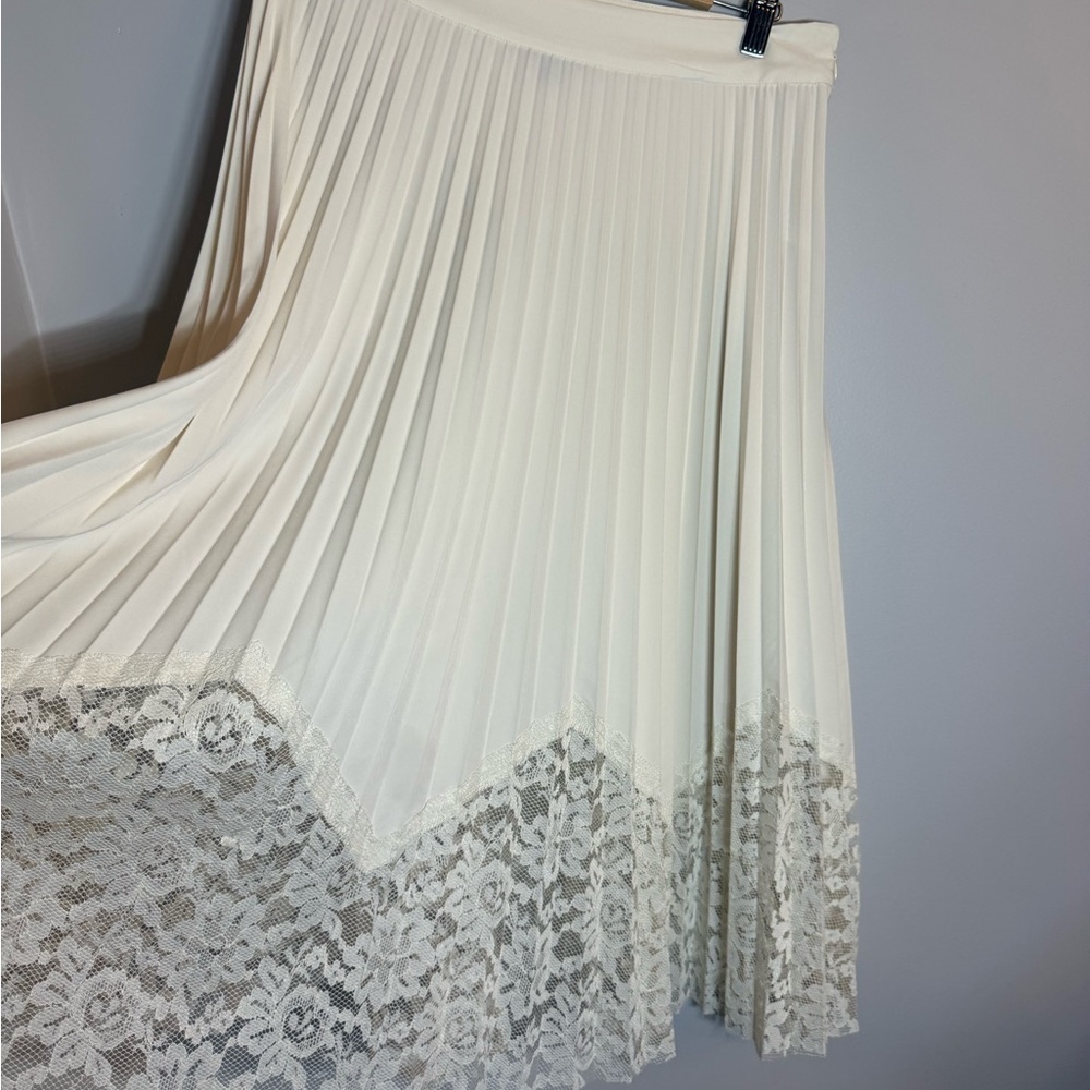 Elegant Cream Lace Trim Pleated Skirt - Picture 2 of 8